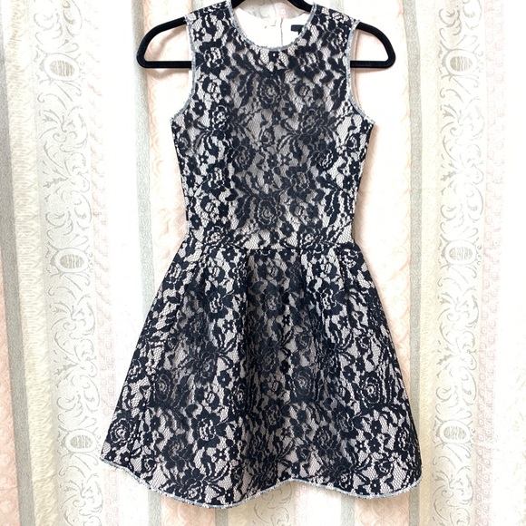 H&M Lace Dress - Picture 3 of 7